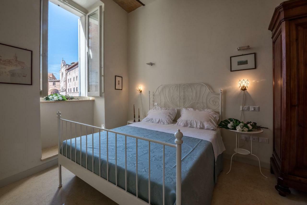 Apartament La Residenza In Piazza Grande Foligno Zewnętrze zdjęcie